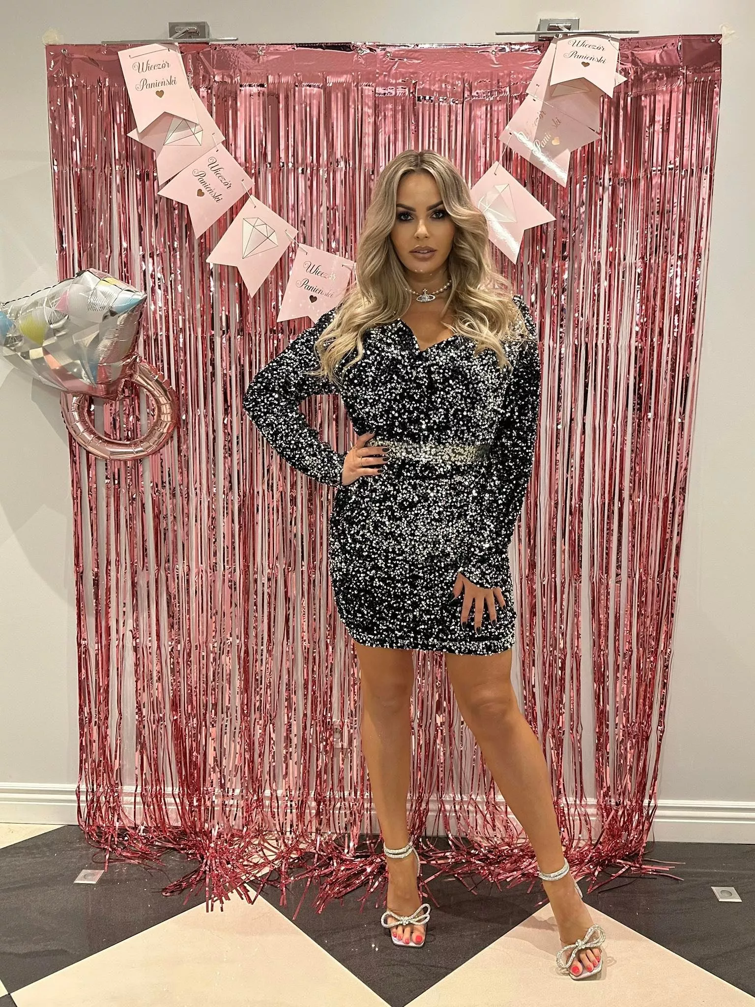 Ostra impreza gwiazdy disco polo! Zobacz jak Paula Karpowicz Topky bawi się na swoim panieńskim - ZDJĘCIA!